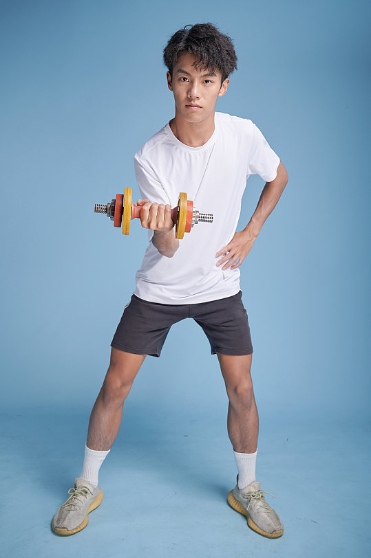体育运动男生举哑铃撸铁健身人物摄影图