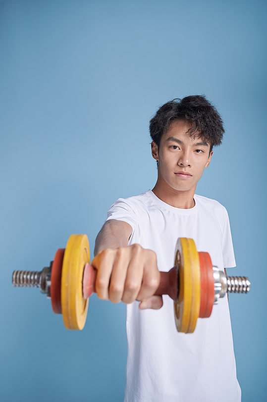 体育运动男生举哑铃撸铁健身人物摄影图