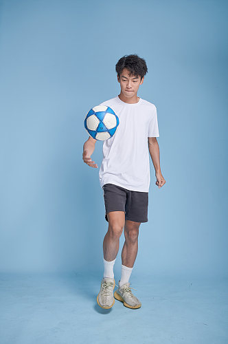 体育运动男生足球健身人物摄影图