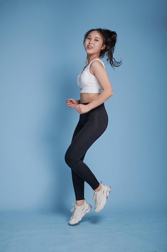 体育运动跑步跳跃女生健身人物摄影图