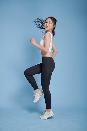 体育运动跑步高抬腿女生健身人物摄影图