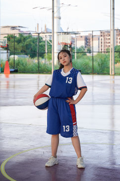 体育运动女生篮球女篮健身人物摄影图