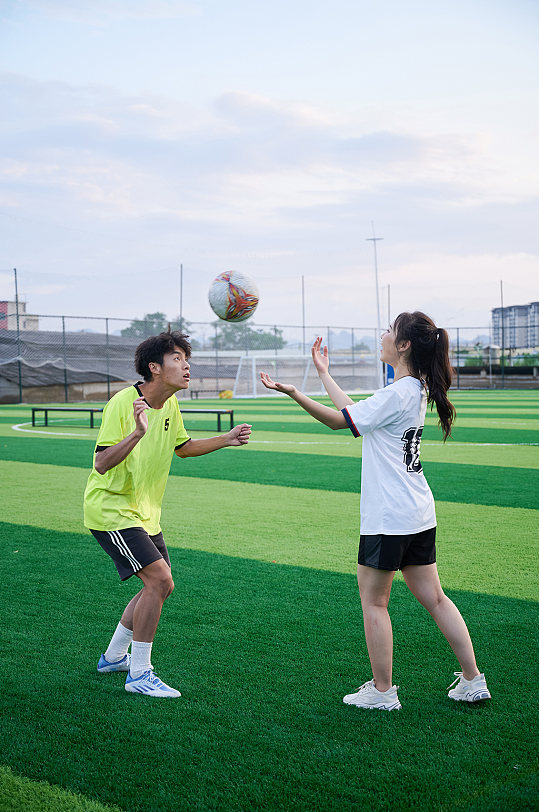 体育运动男女足球健身人物摄影图
