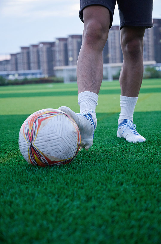 体育运动男生足球脚部特写健身人物摄影图