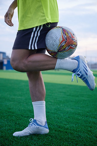体育运动男生足球脚部特写健身人物摄影图