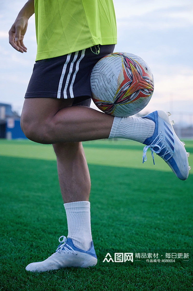 体育运动男生足球脚部特写健身人物摄影图素材