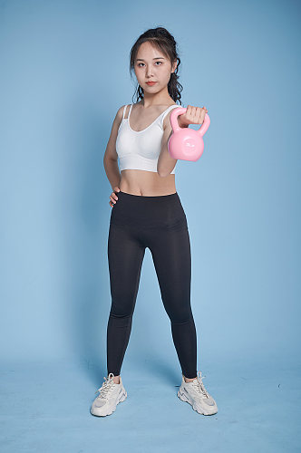 体育运动女生壶铃健身人物摄影图