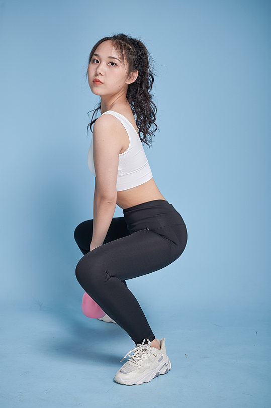体育运动女生壶铃健身人物摄影图