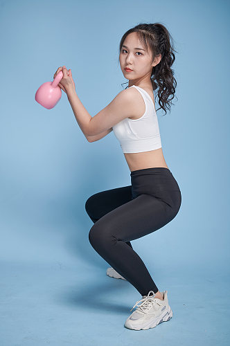 体育运动女生壶铃健身人物摄影图