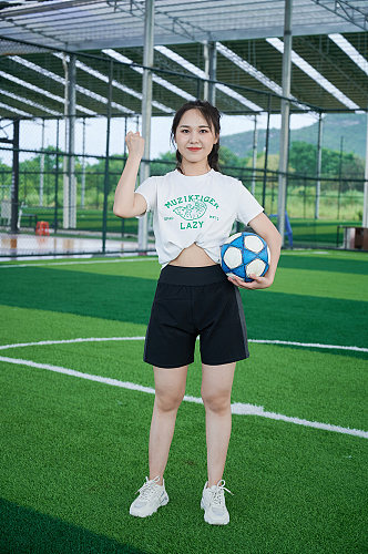体育运动女生足球健身人物摄影图