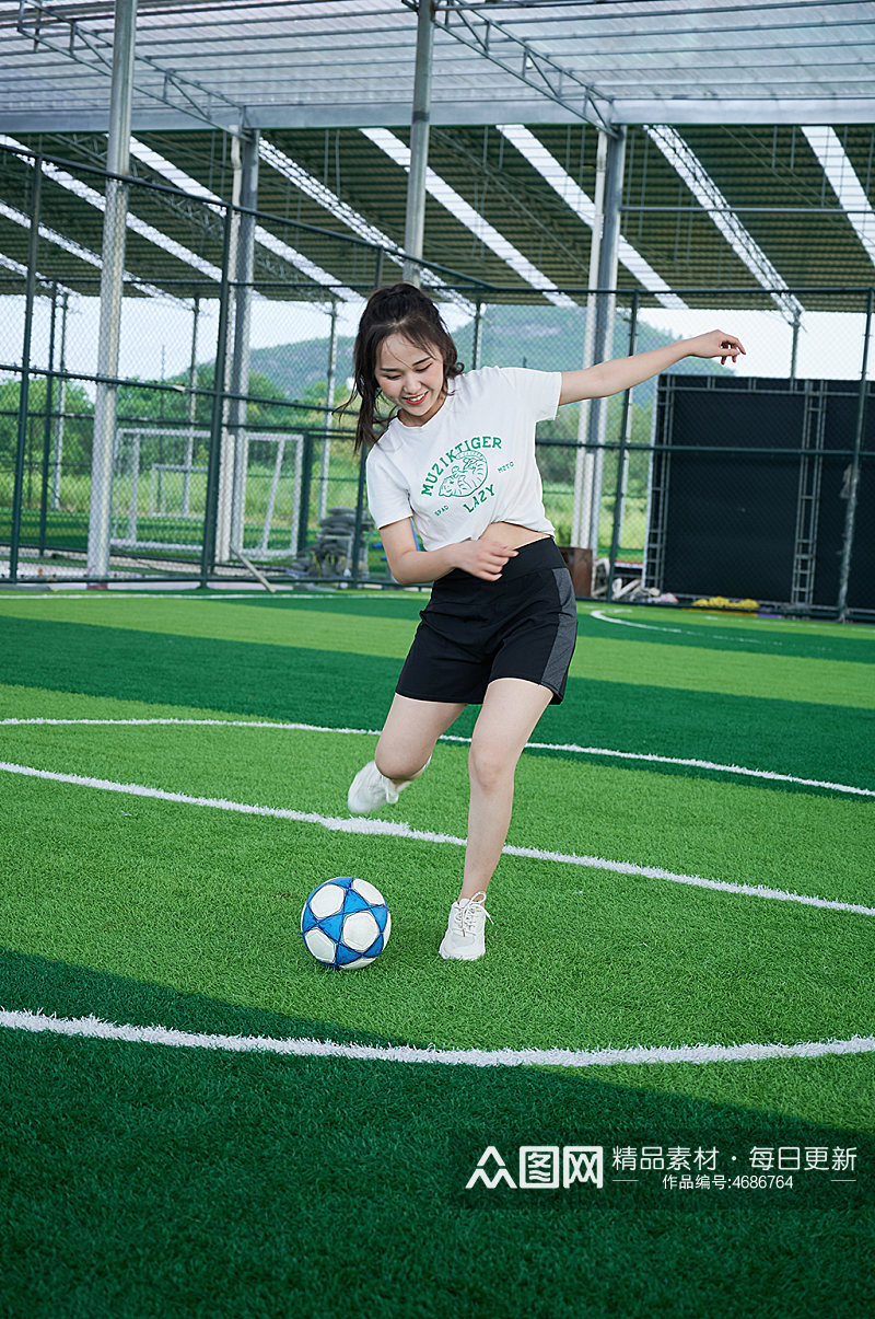 体育运动女生足球健身人物摄影图素材
