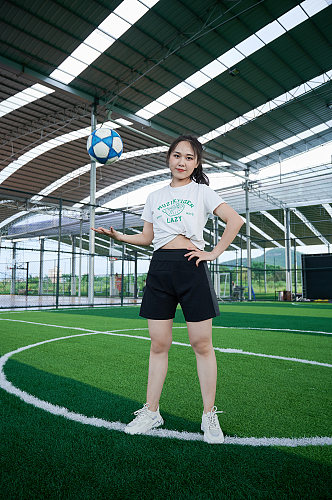 体育运动女生足球健身人物摄影图