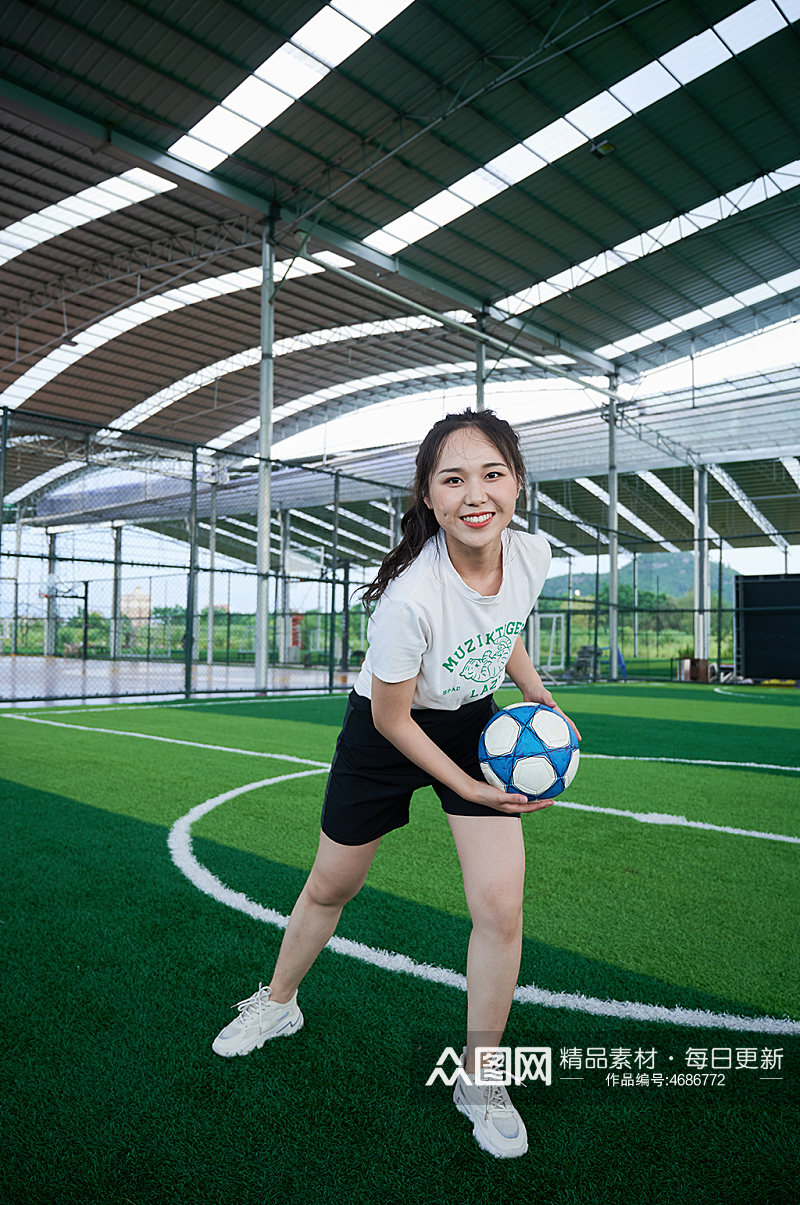 体育运动女生足球健身人物摄影图素材