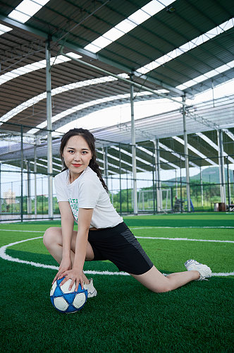 足球宝贝女生体育运动健身人物摄影图