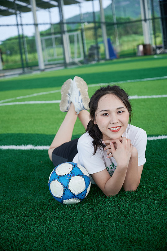 足球宝贝女生体育运动健身人物摄影图