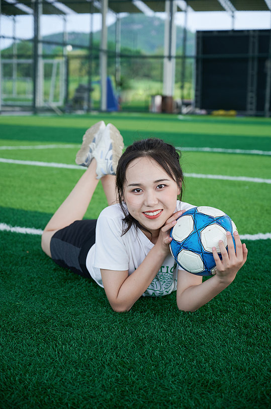 足球宝贝女生体育运动健身人物摄影图