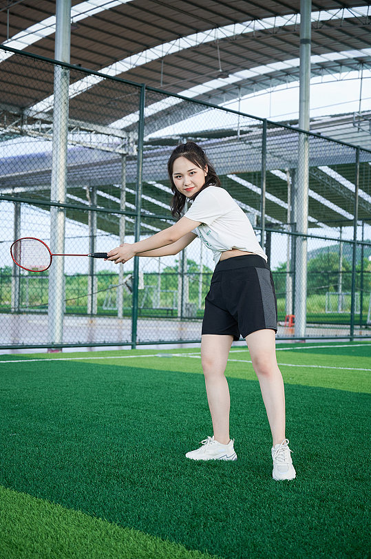 羽毛球女生体育运动健身人物摄影图