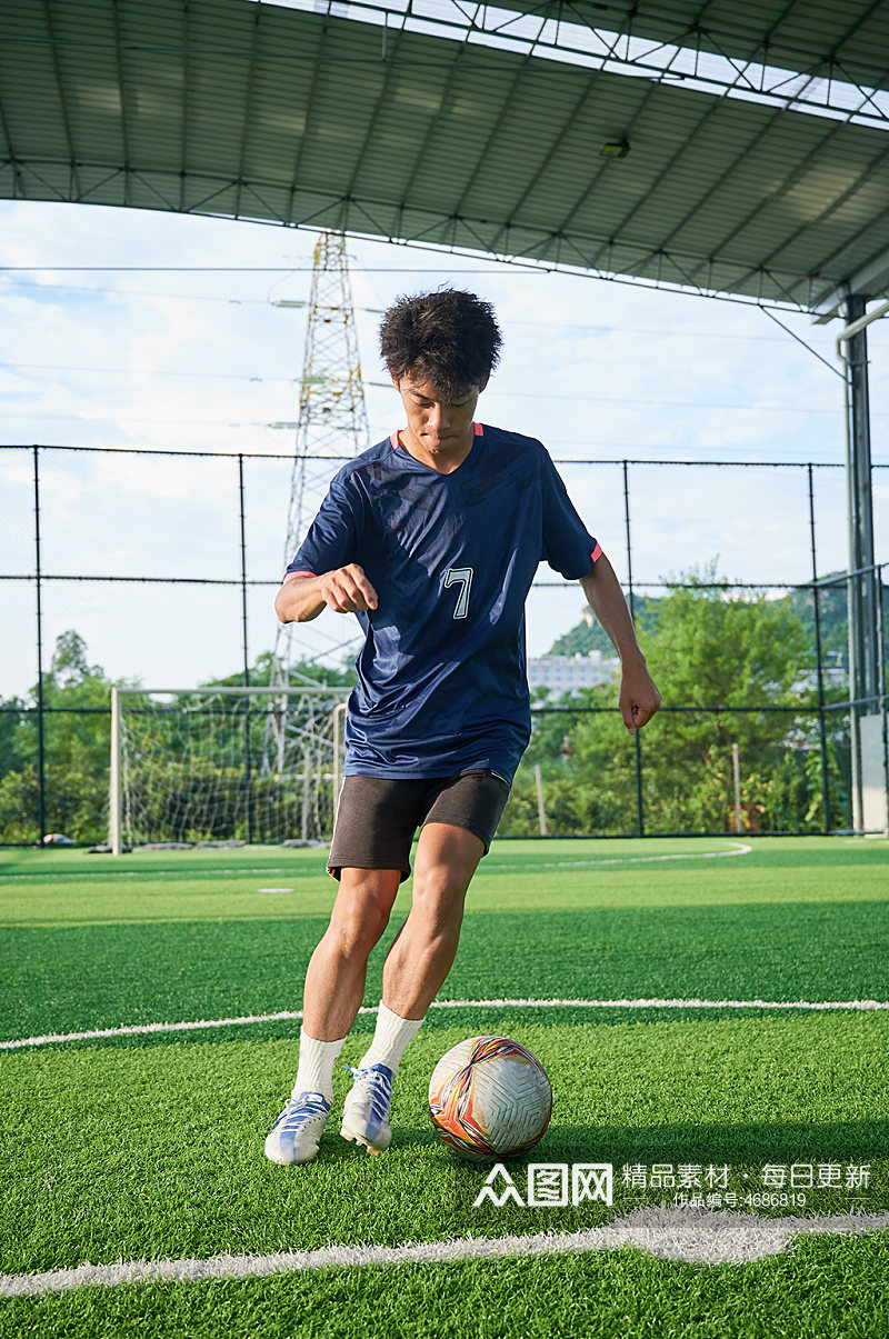 体育运动男生踢足球健身人物摄影图素材