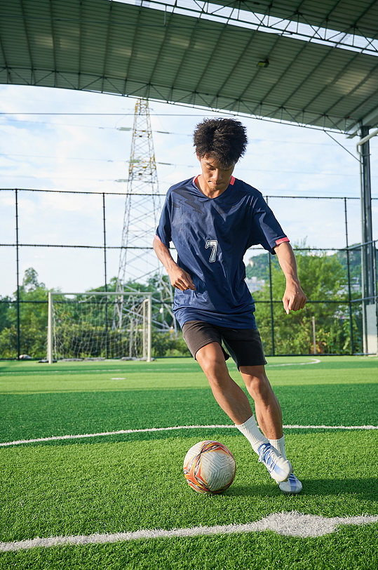 体育运动男生踢足球健身人物摄影图