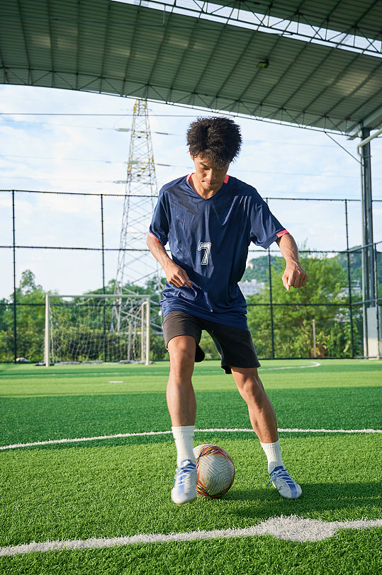 体育运动男生踢足球健身人物摄影图
