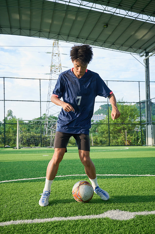 男生踢足球健身人物摄影图立即下载踢足球男生体育运动人物免抠png摄