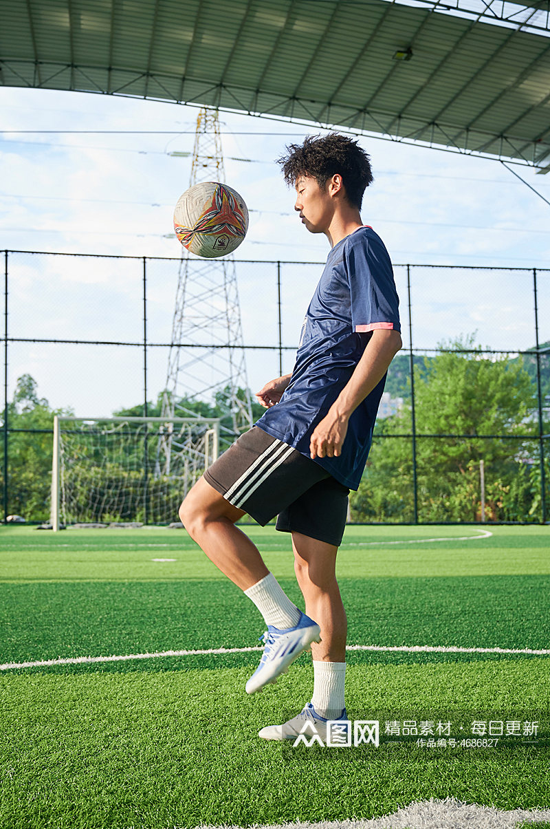 体育运动男生踢足球健身人物摄影图素材