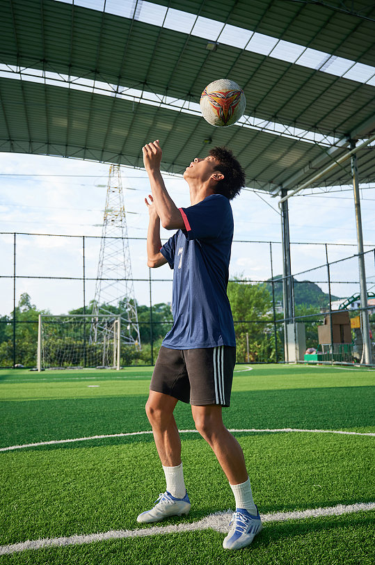 体育运动男生踢足球健身人物摄影图