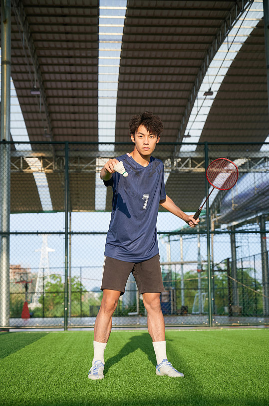 体育运动男生打羽毛球健身人物摄影图