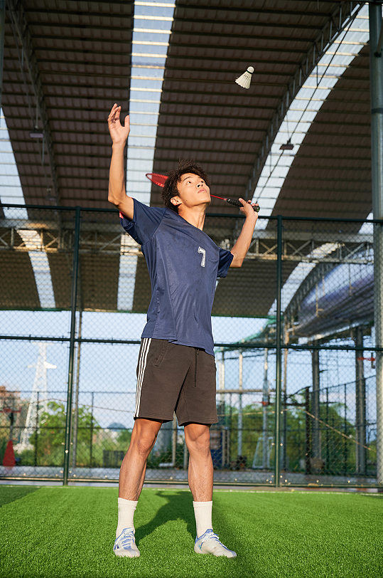 体育运动男生打羽毛球健身人物摄影图