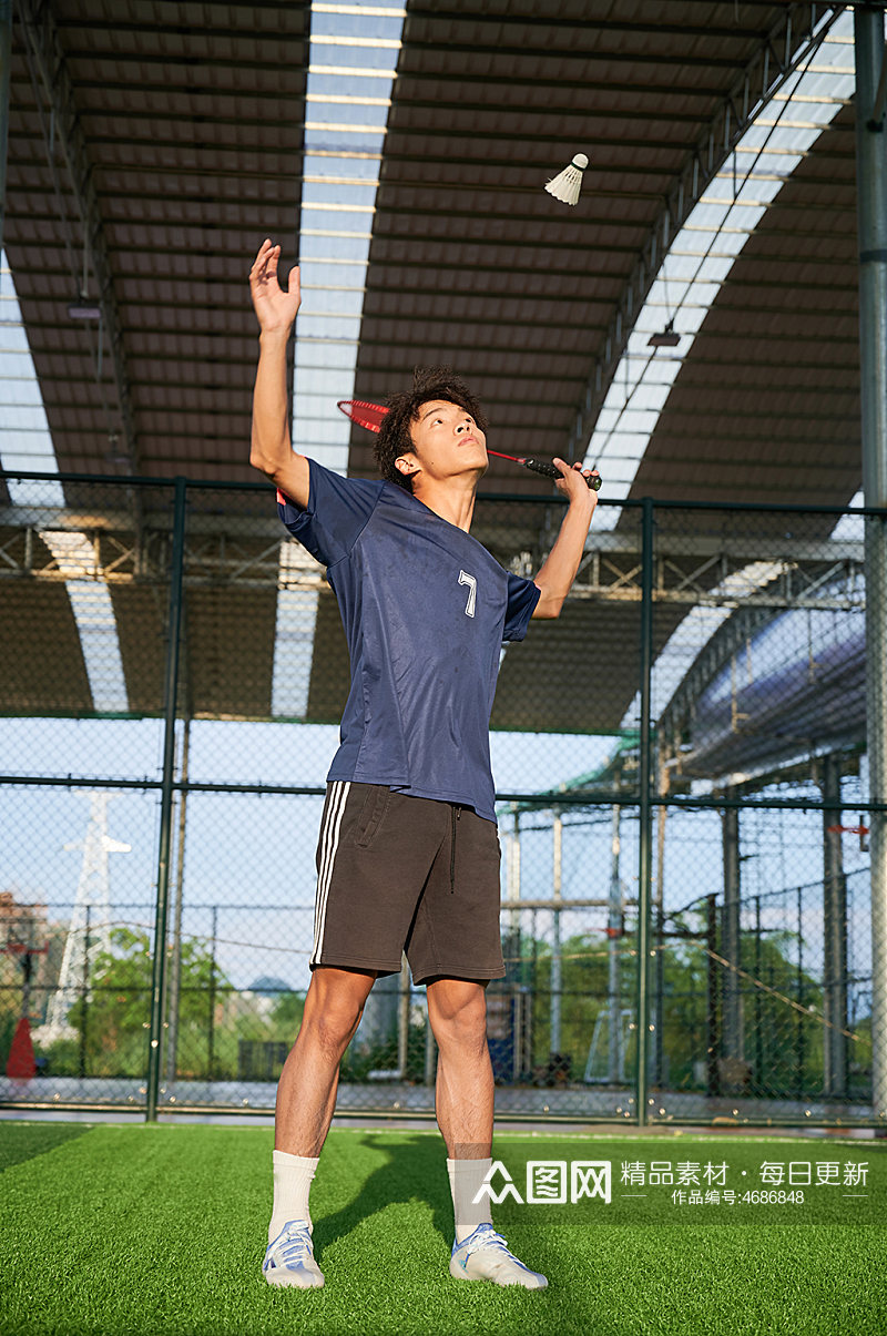 体育运动男生打羽毛球健身人物摄影图素材