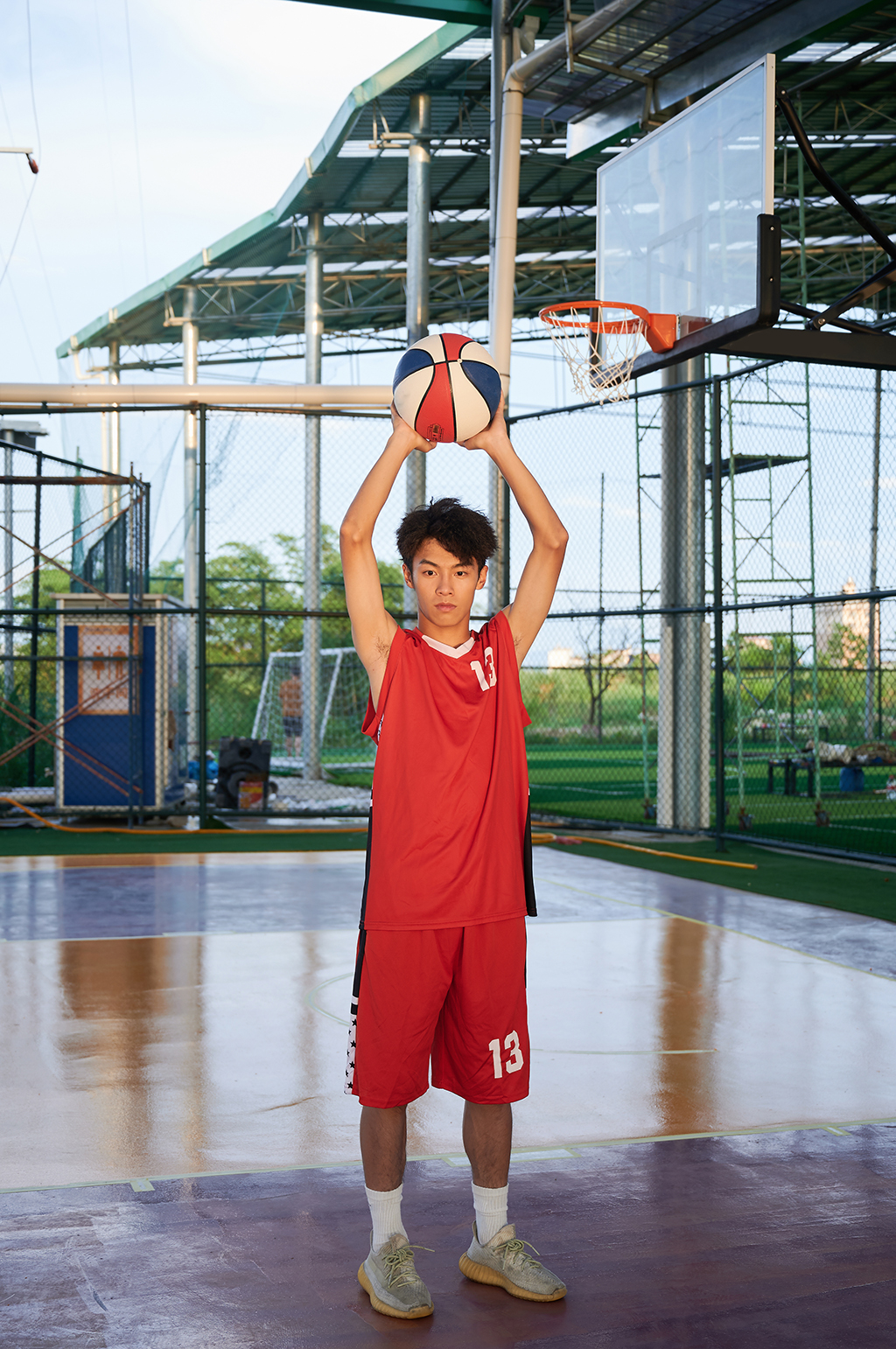 15岁打篮球的男生照片图片