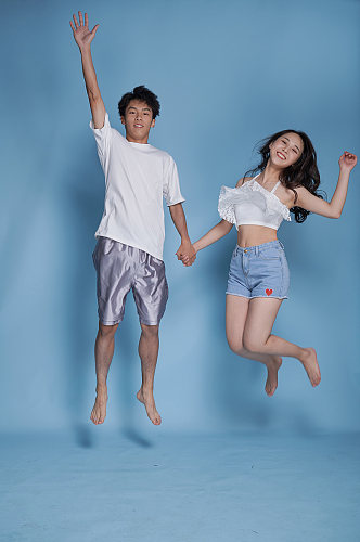 情人节情侣跳跃泳装夏日夏季人物摄影图