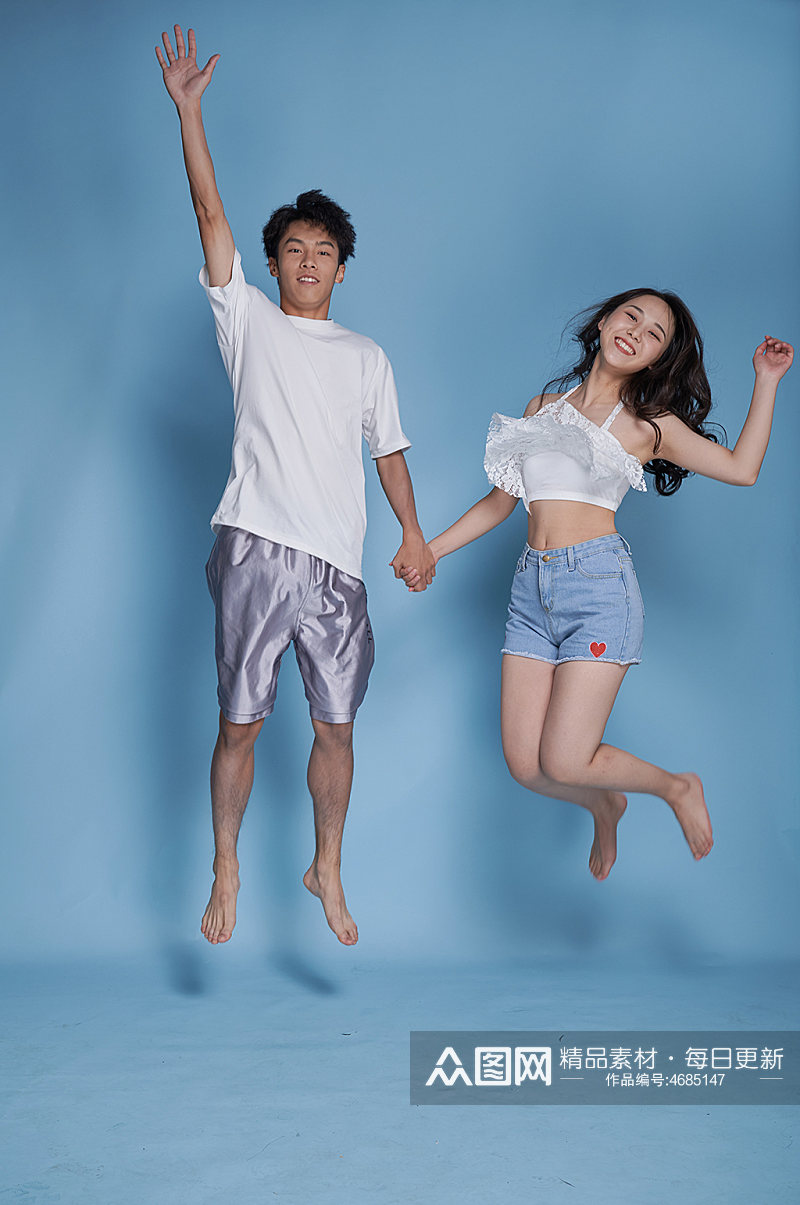 情人节情侣跳跃泳装夏日夏季人物摄影图素材