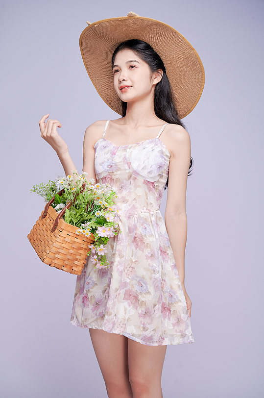 戴帽子郊游吊带女生青春旅游人物摄影图片-众图网