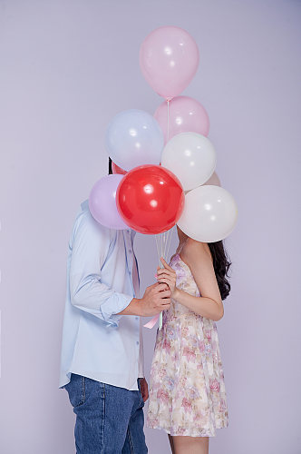 情人节拿气球亲吻青春情侣人物摄影图片