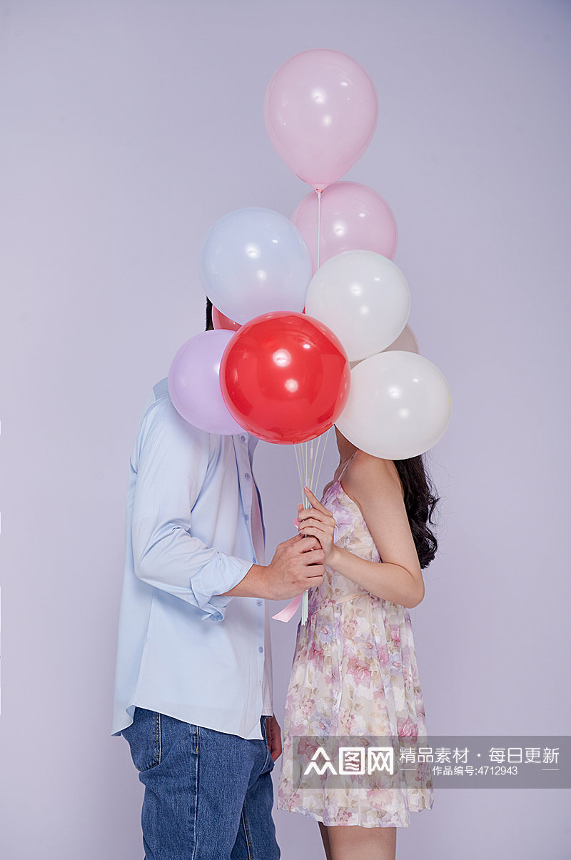 情人节拿气球亲吻青春情侣人物摄影图片素材