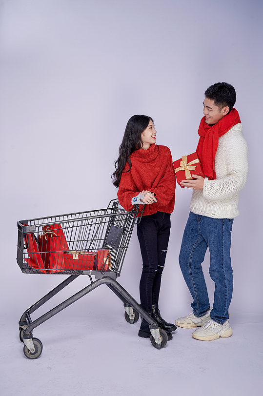 买年货购物车新年圣诞节情侣人物摄影图片
