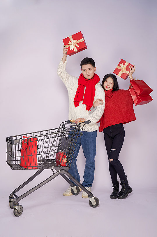 购物车买年货新年圣诞节情侣人物摄影图片