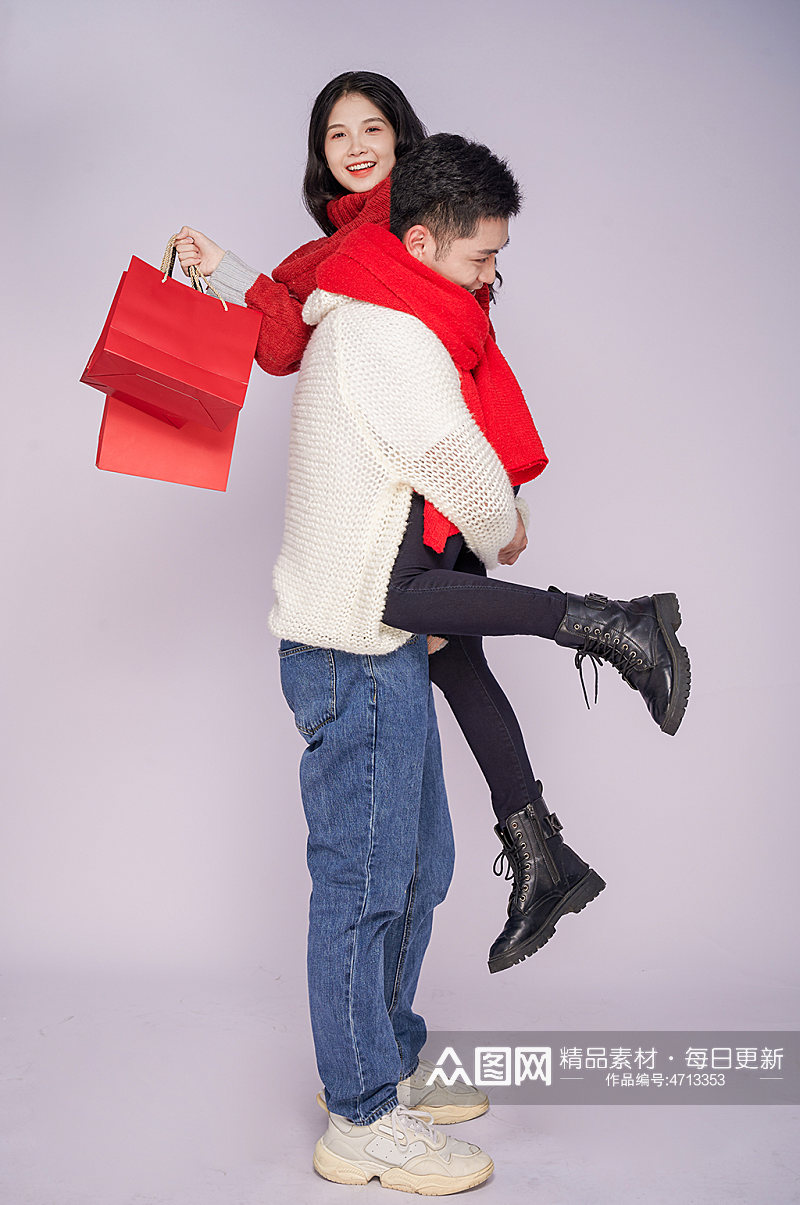 男生抱女生新年圣诞节情侣人物摄影图片素材