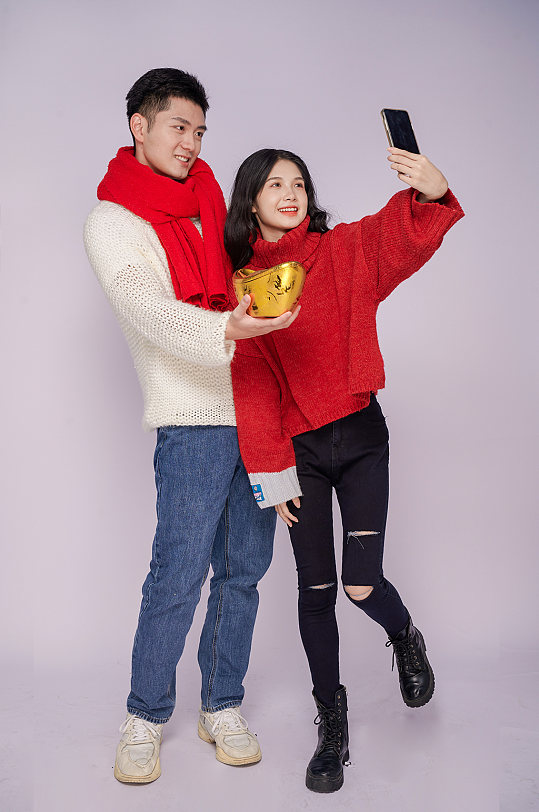 喜庆金元宝自拍新年圣诞节情侣人物摄影图片