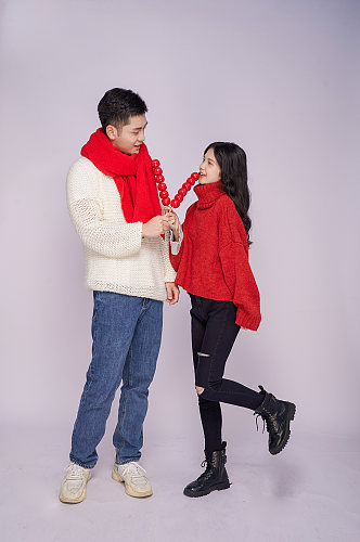 吃糖葫芦新年圣诞节情侣人物摄影图片
