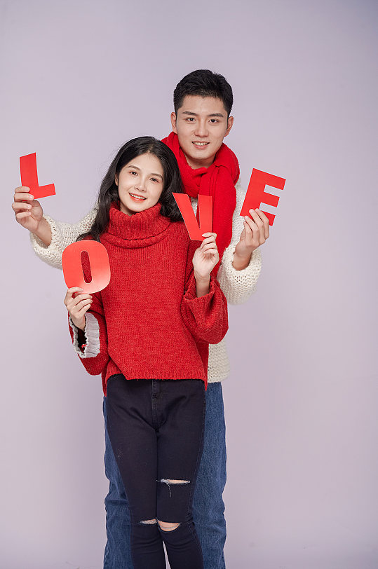 红色英文字母新年圣诞节情侣人物摄影图片