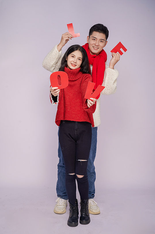 红色英文字母新年圣诞节情侣人物摄影图片