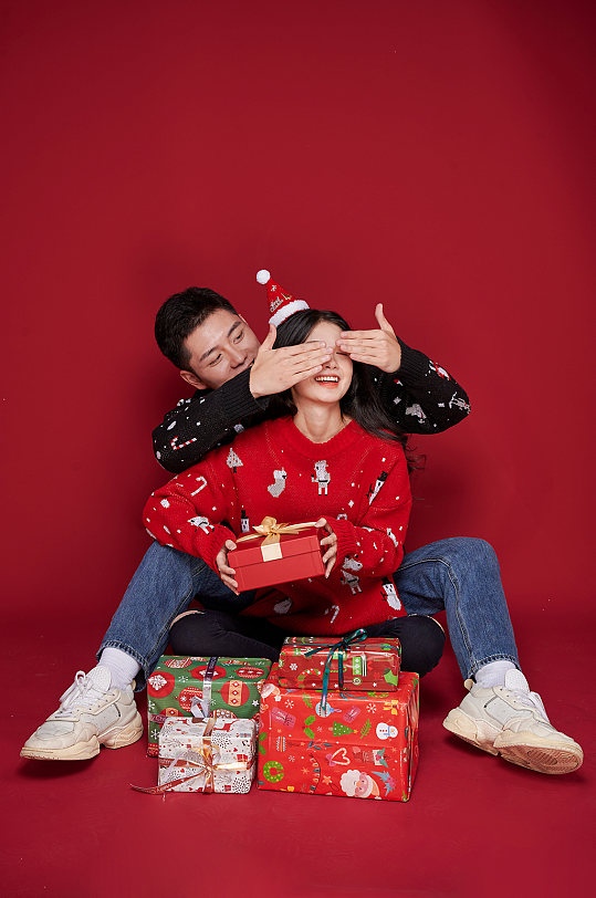 圣诞礼盒新年圣诞节情侣人物摄影图片