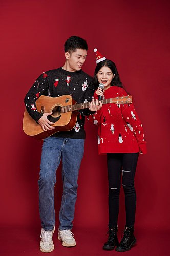 音乐会吉他唱歌新年圣诞节情侣人物摄影图片