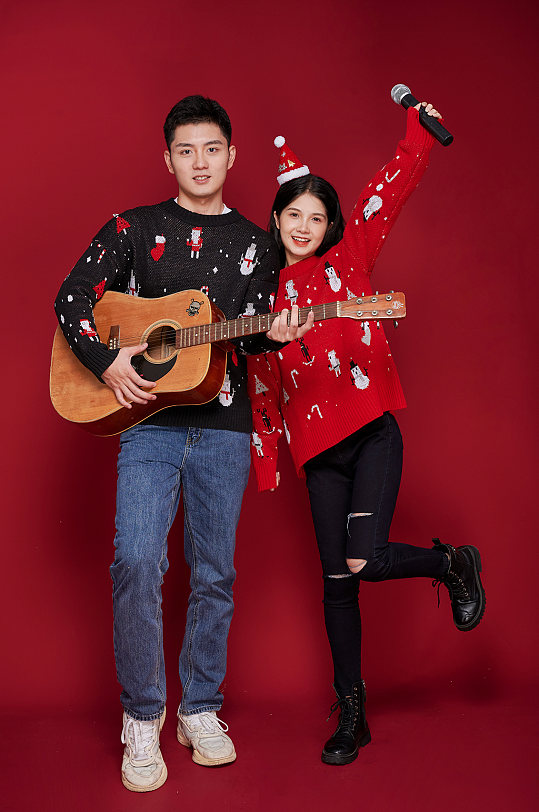 音乐会吉他唱歌新年圣诞节情侣人物摄影图片