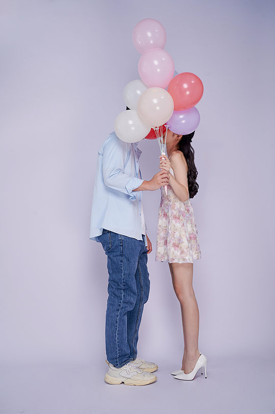 气球青春亲吻情侣人物摄影图片精修