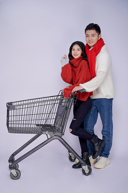冬季購(gòu)物車(chē)新年圣誕節(jié)情侶人物攝影圖片精修