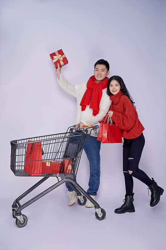 冬季购物车新年圣诞节情侣人物摄影图片精修-众图网