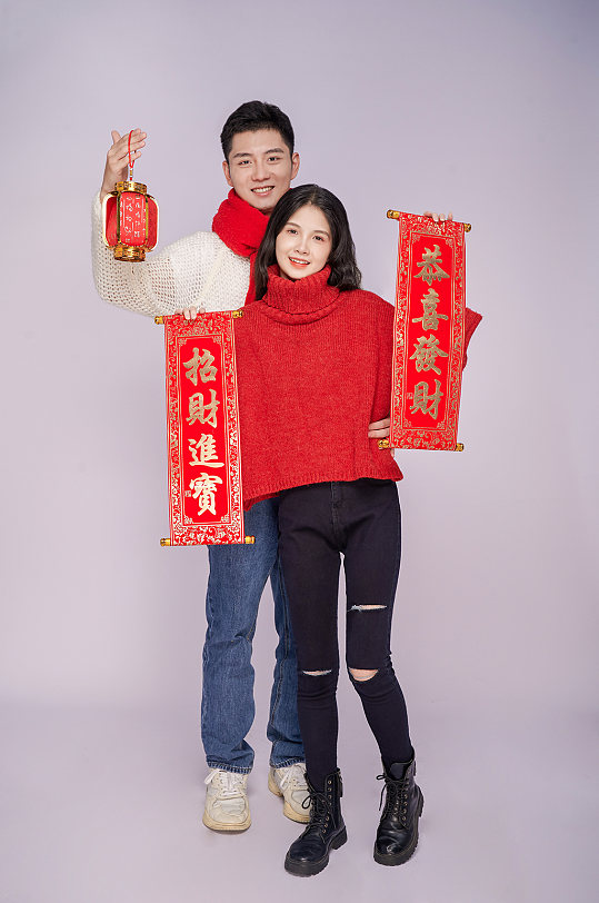 拿对联圣诞节情侣人物摄影图片精修-众图网